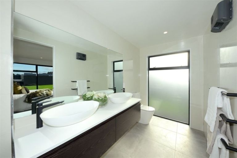 Photo of property in 10 Little Gem Road, Hornby, Christchurch, 8025