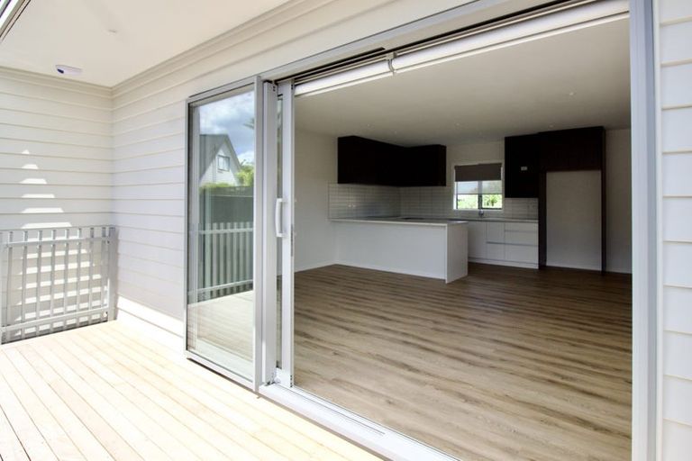Photo of property in 3/94 Target Road, Totara Vale, Auckland, 0629