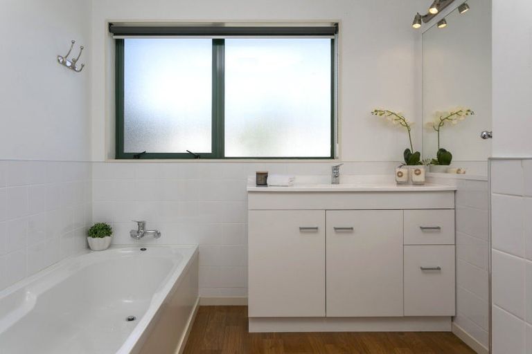 Photo of property in 30 Fairview Terrace, Waipahihi, Taupo, 3330