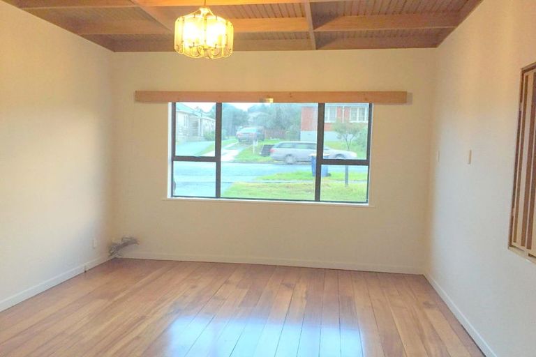 Photo of property in 11 Hutchinson Avenue, New Lynn, Auckland, 0600