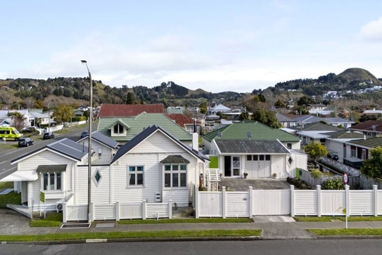 Photo of property in 6 Avondale Road, Taradale, Napier, 4112
