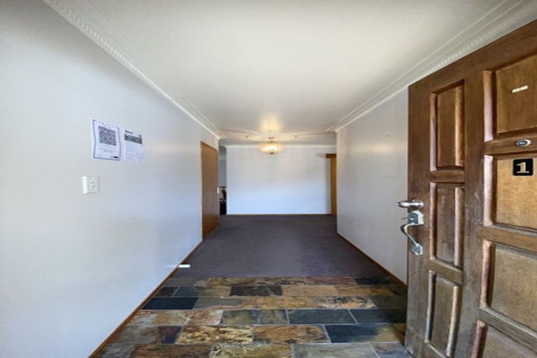 Photo of property in 1 Kingsclere Place, Goodwood Heights, Auckland, 2105