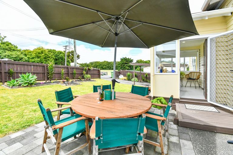 Photo of property in 2c Waiari Road, Conifer Grove, Takanini, 2112