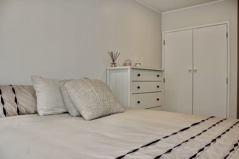 Photo of property in 2/70 Kaurilands Road, Titirangi, Auckland, 0604