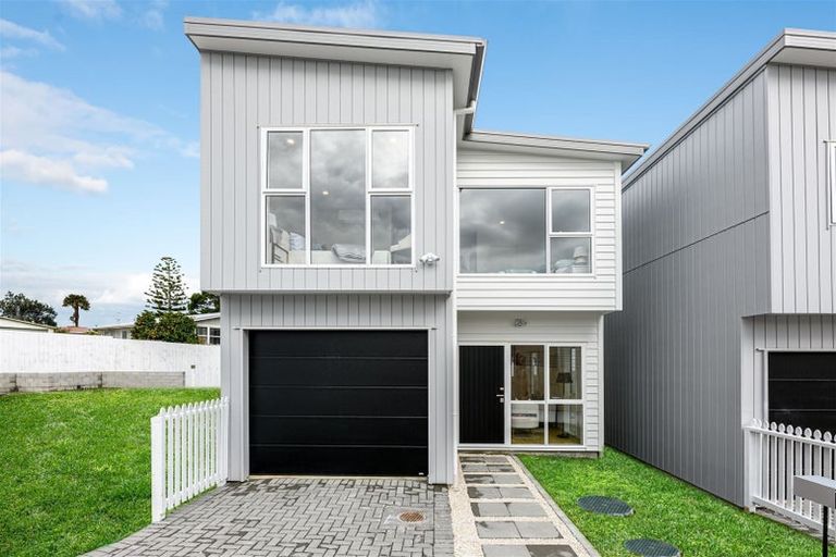 Photo of property in 3d Kingdale Road, Henderson, Auckland, 0610
