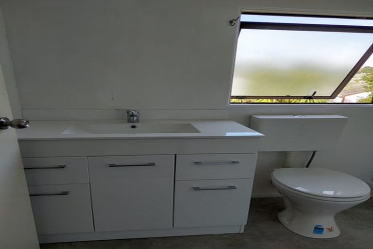 Photo of property in 2/328 East Coast Road, Sunnynook, Auckland, 0632