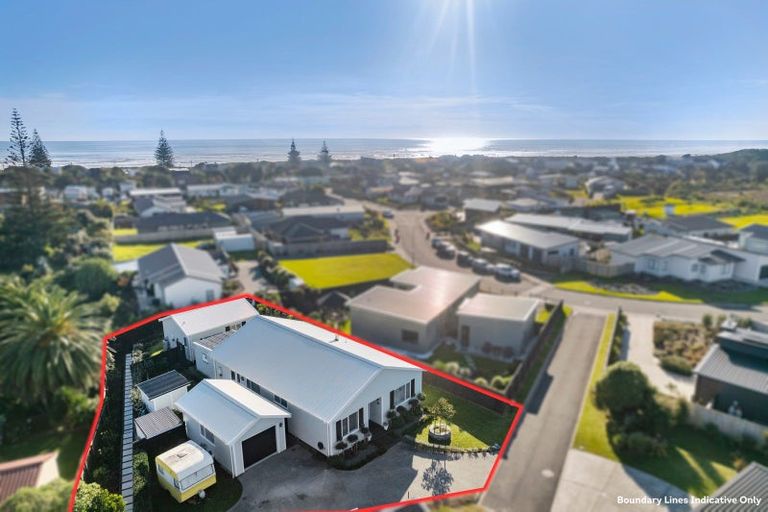 Photo of property in 39 Seagrass Place, Otaki Beach, Otaki, 5512