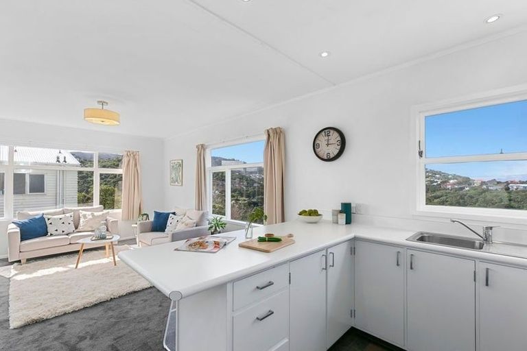 Photo of property in 2/27 Winston Street, Crofton Downs, Wellington, 6035