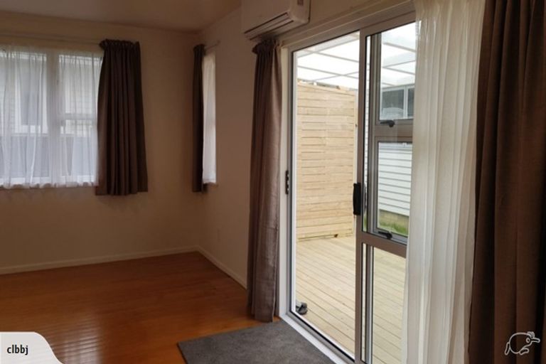 Photo of property in 32 Roberts Road, Te Atatu South, Auckland, 0610