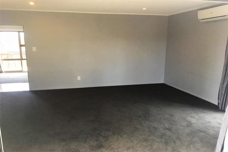 Photo of property in 21 Kirrie Avenue, Te Atatu South, Auckland, 0610