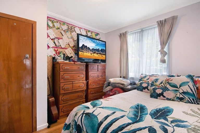 Photo of property in 18 Sherwood Avenue, Te Atatu South, Auckland, 0610