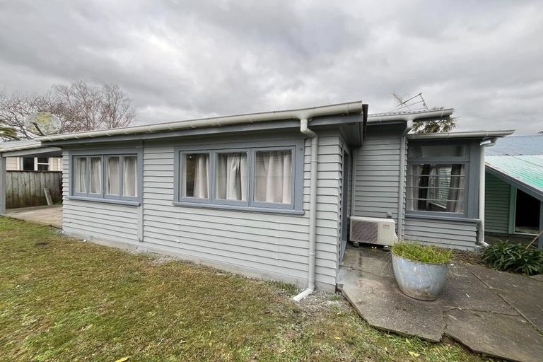Photo of property in 88 Queenwood Road, Levin, 5510