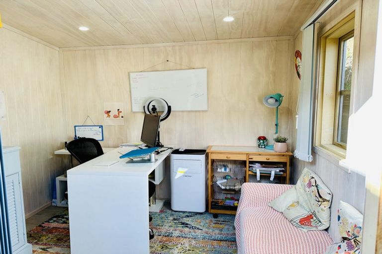 Photo of property in 8 Pendrell Road, Piha, New Lynn, 0772