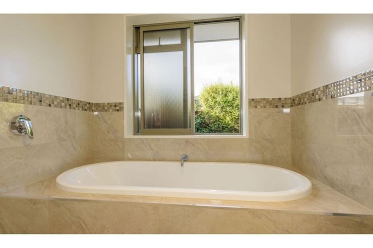 Photo of property in 33 Bottle Lake Drive, Parklands, Christchurch, 8083