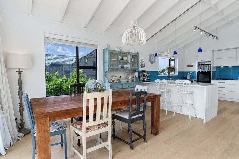 Photo of property in 106 Field Way, Waikanae Beach, Waikanae, 5036