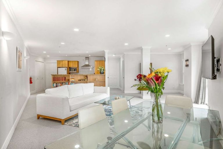 Photo of property in 1 Queen Street, New Plymouth, 4310