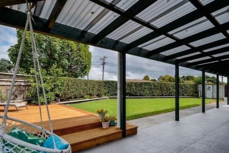 Photo of property in 81 Pupuke Road, Northcote, Auckland, 0627