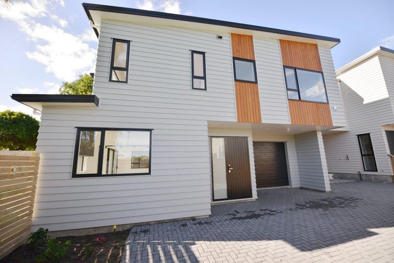Photo of property in 43d Fitzherbert Avenue, West Harbour, Auckland, 0618