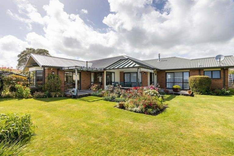 Photo of property in 16 Kinross Drive, Merrilands, New Plymouth, 4312