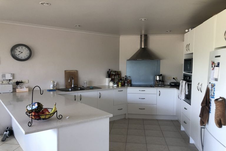 Photo of property in 8 Parkcrest Drive, Henderson, Auckland, 0612