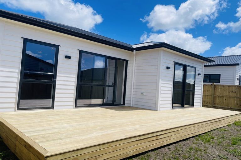 Photo of property in 19 Cronshaw Road, Karaka, 2113