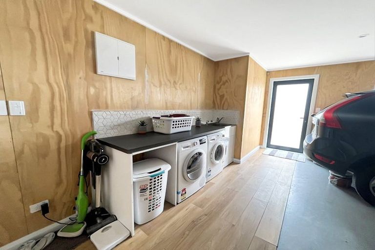 Photo of property in 104 Johnstone Drive, Fitzherbert, Palmerston North, 4410