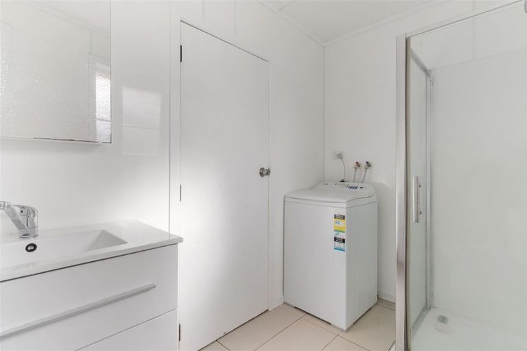 Photo of property in 19 Seymour Road, Sunnyvale, Auckland, 0612