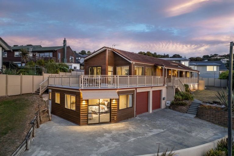 Photo of property in 30 Kinloch Place, Papakowhai, Porirua, 5024