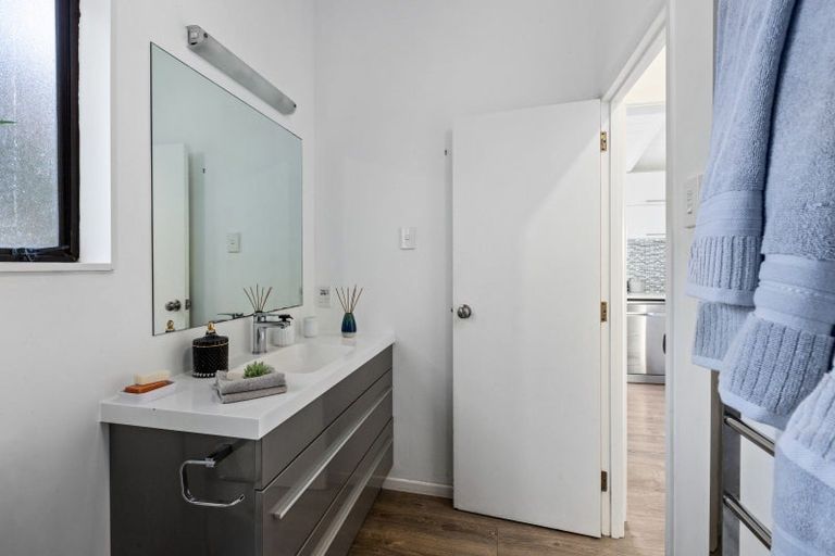 Photo of property in 22 Pendrell Road, Piha, New Lynn, 0772