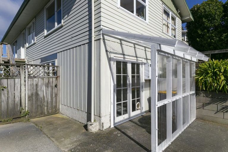 Photo of property in 45-45a Batchelor Street, Newlands, Wellington, 6037