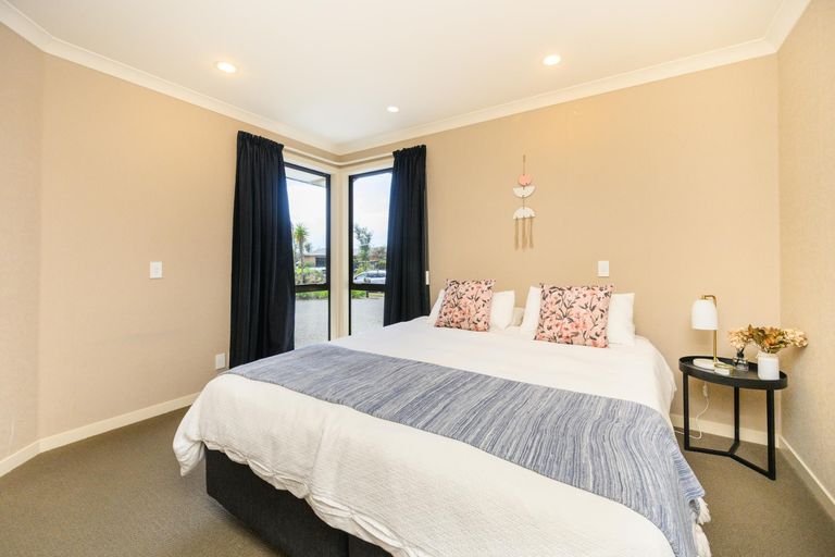 Photo of property in 19 Johnstone Drive, Fitzherbert, Palmerston North, 4410