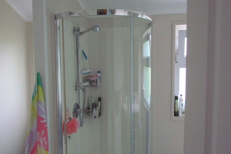 Photo of property in 1/20 Tetrarch Place, Totara Vale, Auckland, 0629