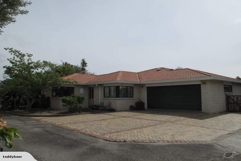 Photo of property in 15 Woburn Place, Takaro, Palmerston North, 4412