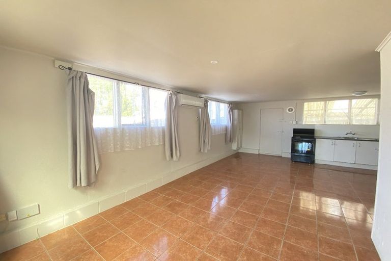 Photo of property in 8 Sabot Place, Massey, Auckland, 0614