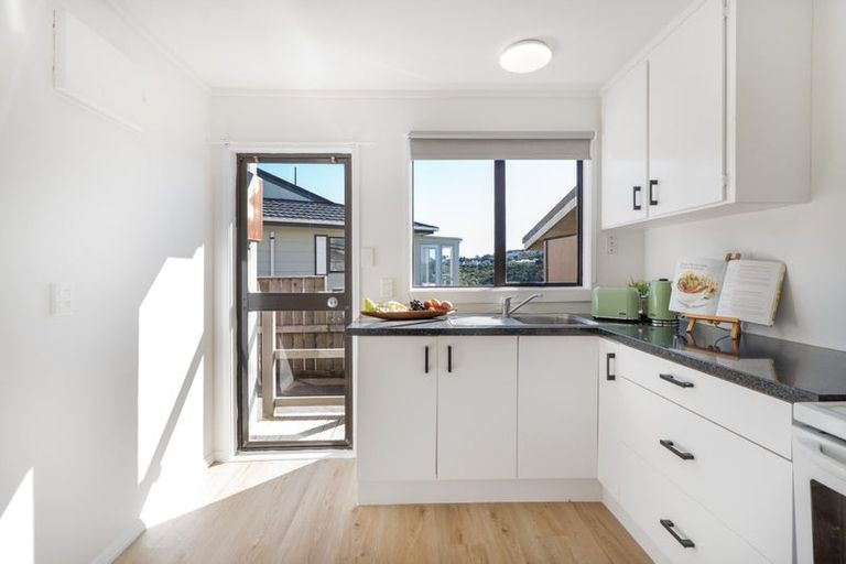 Photo of property in 43a Sunhaven Drive, Newlands, Wellington, 6037