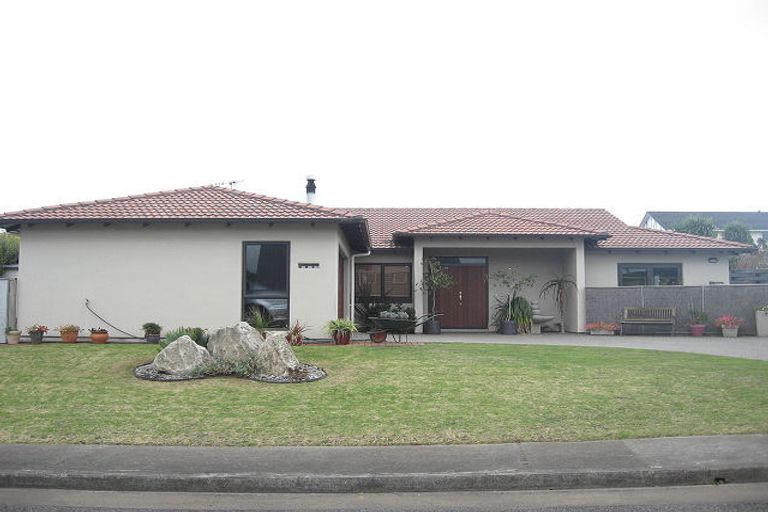 Photo of property in 5 Pohutukawa Crescent, Raumati Beach, Paraparaumu, 5032