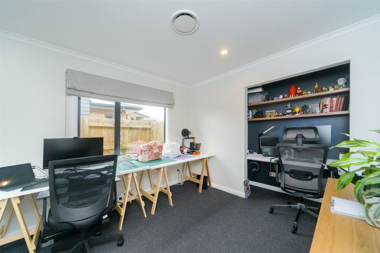 Photo of property in 114 Johnstone Drive, Fitzherbert, Palmerston North, 4410