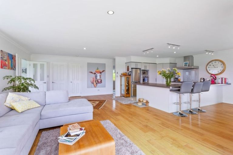 Photo of property in 135a Hutchinson Road, Helensville, 0875