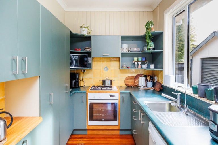 Photo of property in 27 Pahiatua Street, Hokowhitu, Palmerston North, 4410