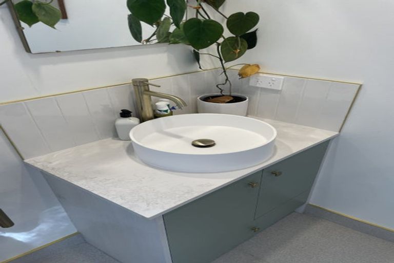 Photo of property in 60 Kauri Point Road, Laingholm, Auckland, 0604