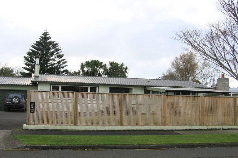 Photo of property in 33 Churchill Avenue, Hokowhitu, Palmerston North, 4410