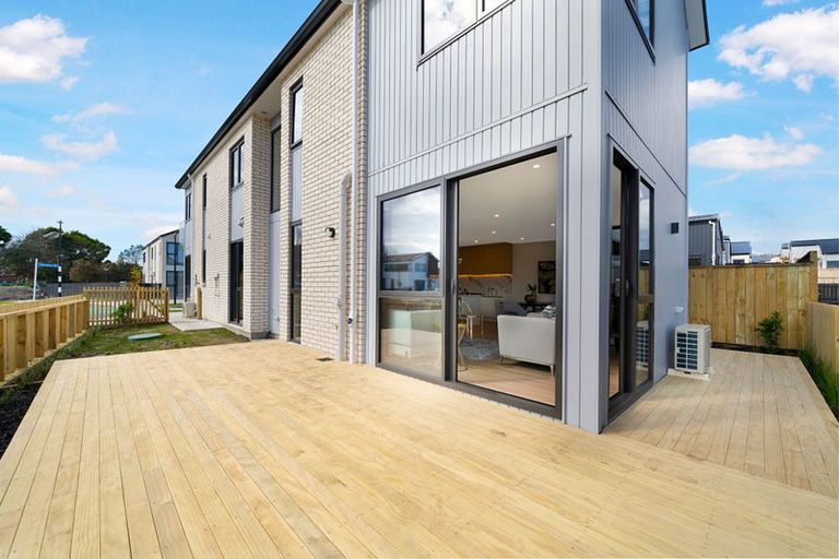 Photo of property in 37 Paretao Street, Massey, 0614