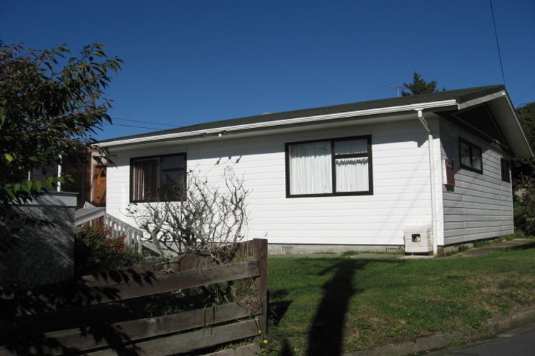 Photo of property in 7 Stella Grove, Newlands, Wellington, 6037