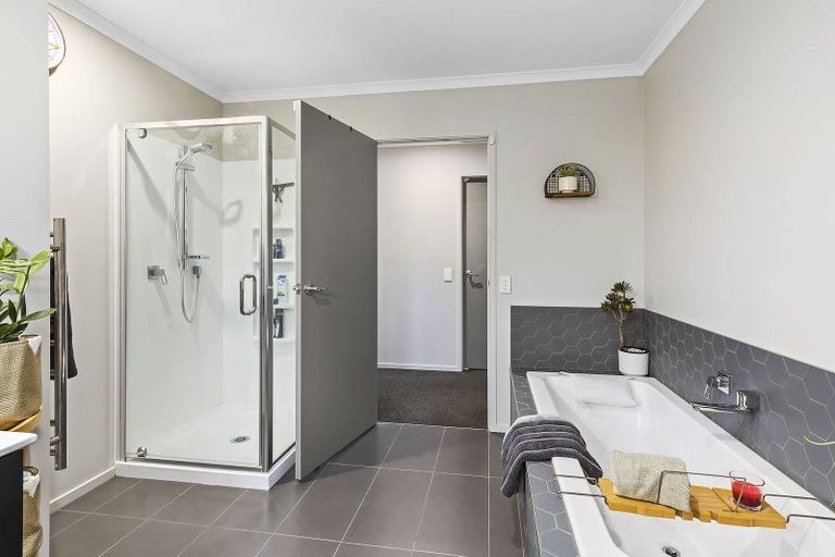 Photo of property in 14 Mooring Close, Whitby, Porirua, 5024