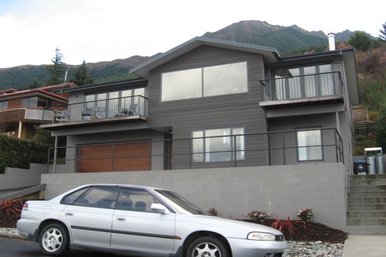 Photo of property in 50 Wynyard Crescent, Fernhill, Queenstown, 9300
