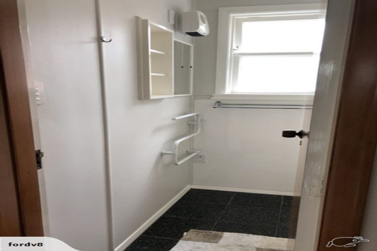 Photo of property in 39 Exeter Crescent, Takaro, Palmerston North, 4412