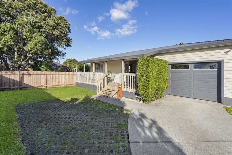 Photo of property in 20 Ward Crescent, Te Atatu Peninsula, Auckland, 0610