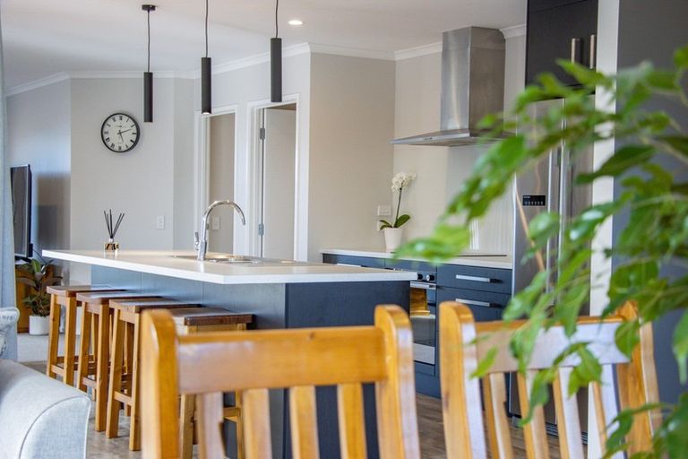 Photo of property in 4 Mediterranean Grove, Fitzherbert, Palmerston North, 4410