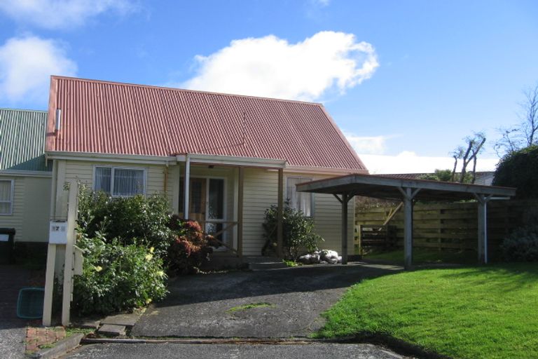 Photo of property in 17b Kingsbridge Place, Newlands, Wellington, 6037