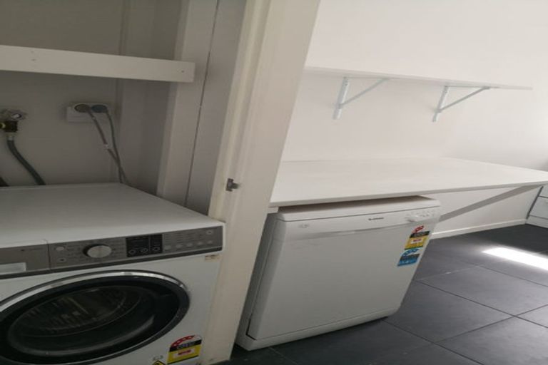 Photo of property in 6 Rixon Grove, Mount Victoria, Wellington, 6011